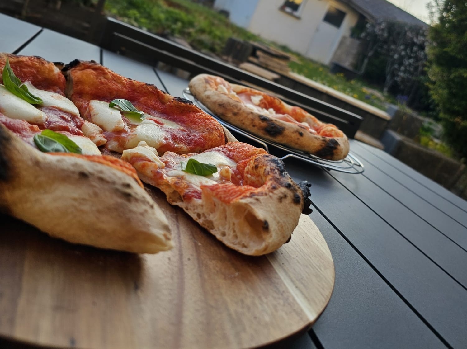 Frische Pizzen auf dem Grill
