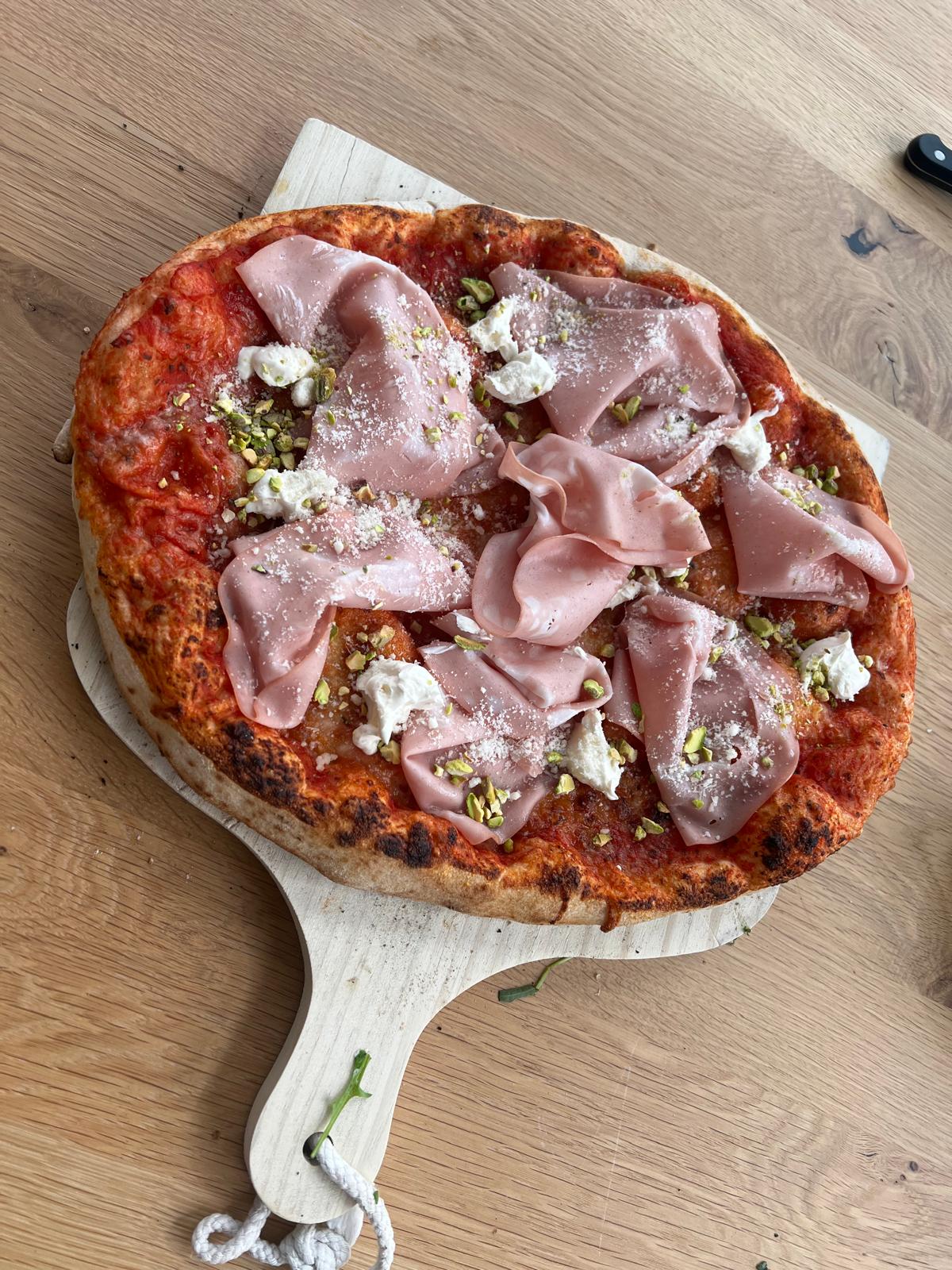 Pizza mit Mortadella